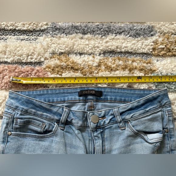 Women’s size 8 Refuge Distressed High Waist Jeans - Picture 2 of 4